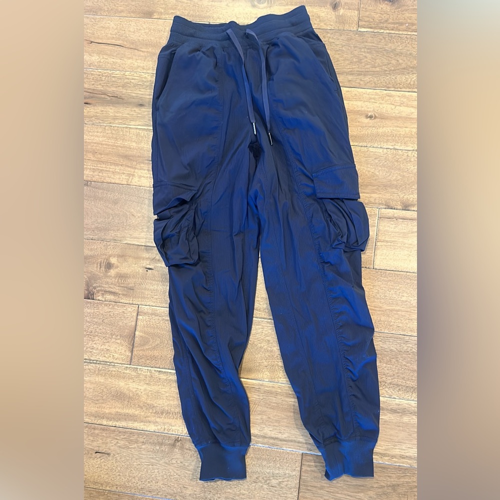 Lululemon studio cargo joggers size 0 Navy, barely worn, smoke free